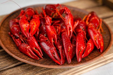 Ahşap zemin üzerinde kerevit olan bir tabak. Yaklaş, seçici odaklanma