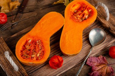 Kırsal ahşap tepside yarım portakal kabağı. Seçici odaklanma. Sağlıklı beslenme.