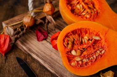 Ahşap zemin üzerinde tohumlar olan yarı yarıya kabak ya da balkabağı kapatın. Sağlıklı organik sonbahar yemekleri.