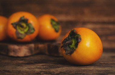 Kırsal ahşap masada taze olgun hurma. Uzayı kopyala Sağlıklı organik meyveler.