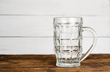 Ahşap masada boş bira şişesi. Boşluğu kopyala