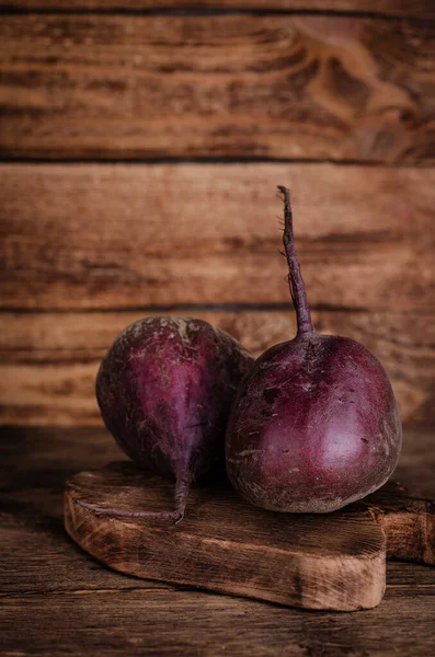 Frisch Geerntete Rote Bete Auf Rustikalem Holzgrund Vertikaler Kopierraum — Stockfoto