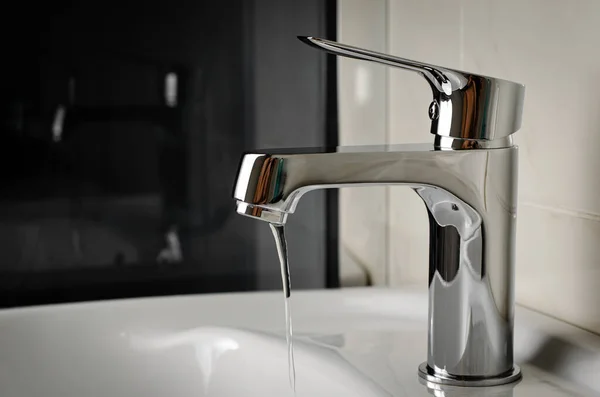 Faucet Slowly Flowing Water Close Copy Space — Stock Photo, Image