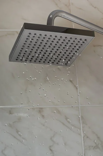 Wassertropfen Fallen Vom Duschkopf Badezimmer Großaufnahme Kopierraum Vertikal — Stockfoto