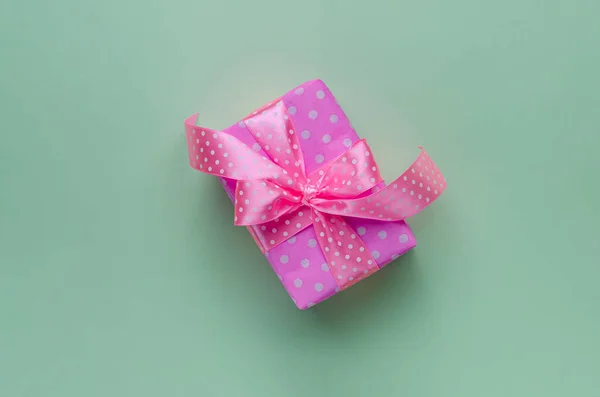 Caja Regalo Rosa Regalo Con Cinta Sobre Fondo Verde Pastel — Foto de Stock