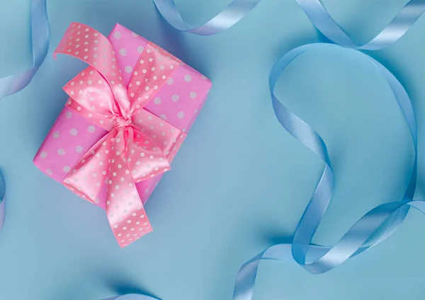 Caja Regalo Rosa Regalo Con Cinta Sobre Fondo Azul Pastel — Foto de Stock