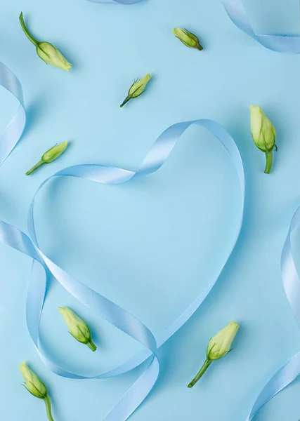 Fita Azul Forma Coração Com Botões Flor Imagem Vertical Cartão — Fotografia de Stock