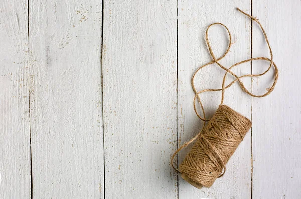 Natuurlijke Jute Bindgaren Rol Witte Houten Achtergrond Gereedschap Voor Handgemaakte — Stockfoto