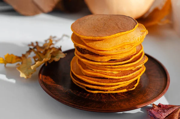 Setumpuk Pancake Lezat Piring Coklat Makanan Sehat Musim Gugur — Stok Foto