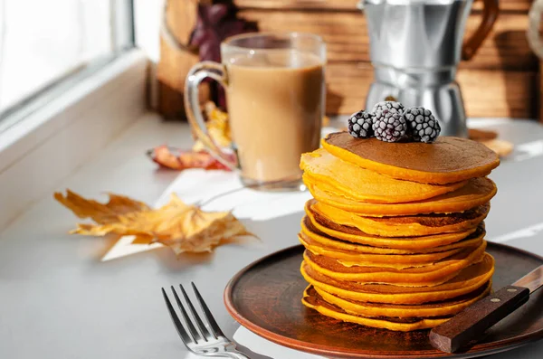 Tumpukan Pancake Labu Dengan Blackberry Sarapan Lezat — Stok Foto