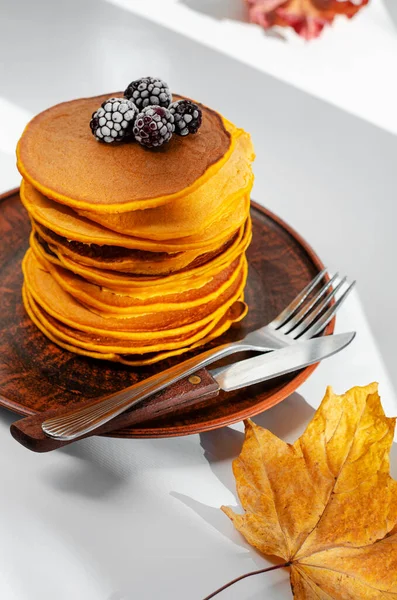 Tumpukan Pancake Labu Dengan Blackberry Sarapan Lezat Vertikal — Stok Foto
