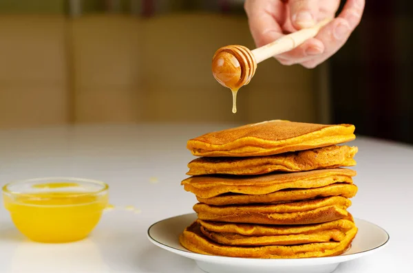 Tangan Memegang Madu Diatas Setumpuk Pancake Labu Manis Buatan Sendiri — Stok Foto