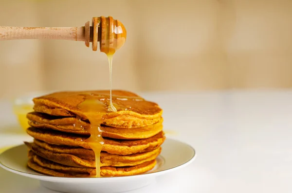 Sarapan Lezat Pancake Dengan Madu Konsep Nutrisi Salin Ruang — Stok Foto