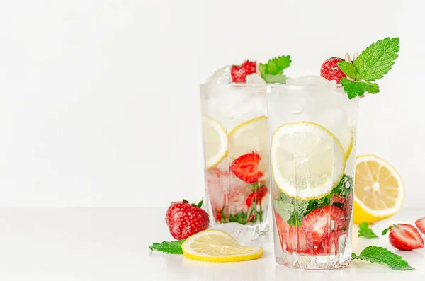 Erfrischender Sommercocktail Mit Erdbeeren Minze Zitrone Und Limonade Auf Weißem — Stockfoto