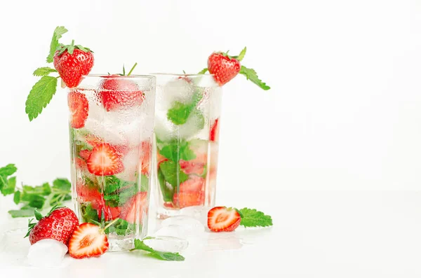 Antioxidativer Kalter Sommercocktail Mit Erdbeeren Minze Und Soda Kopierraum — Stockfoto