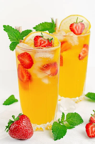 Orangener Sommercocktail Mit Erdbeeren Zitrone Und Eis Auf Weißem Hintergrund — Stockfoto