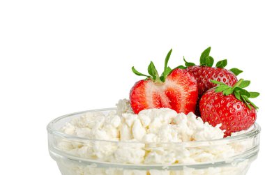 Kulübeyi kapat ya da çilekli peyniri, sağlıklı kahvaltıyı. Beyazda izole edilmiş. Uzayı kopyala, maketle