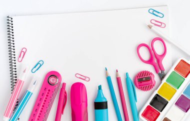 Okul malzemeleri beyaz arka planda. Üst görünüm, alanı kopyala.