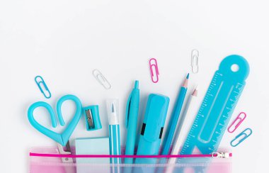 Beyaz arka planda Cyan okul malzemeleri. Uzayı kopyala, tam üstünde