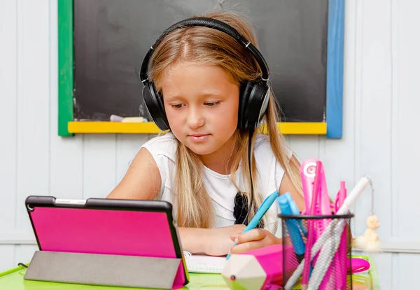 Mão Esquerda Menina Escola Bonito Estudando Online Conceito Educação Doméstica — Fotografia de Stock