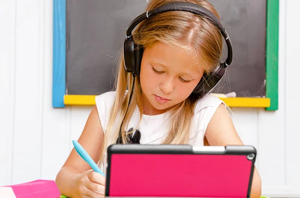 Menina Caucasiana Com Fones Ouvido Ouvir Escrever Educação Doméstica Educação — Fotografia de Stock