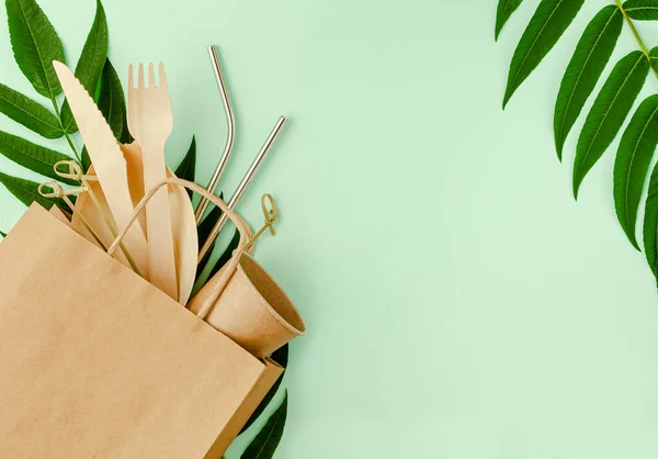 Plastik set, bambu, kağıt çatal bıçak ve metal pipetlerle. Sıfır atık. Boşluğu kopyala, üst görünüm