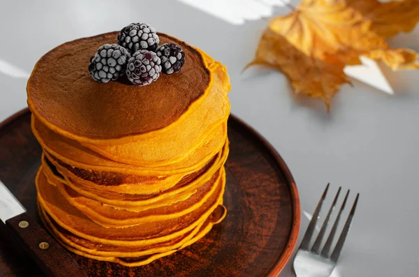 Tumpukan Pancake Labu Dengan Blackberry Sarapan Lezat — Stok Foto