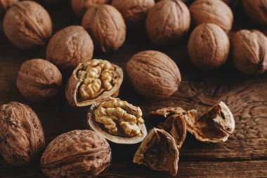 Kırsal ahşap masadaki kabuklu ceviz çekirdekleri. Sağlıklı beslenme,