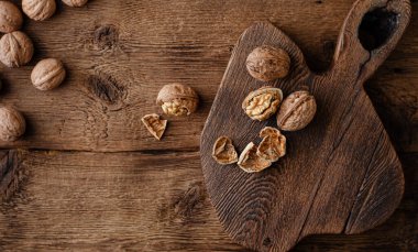 Kırık ceviz, ahşap bir tahtanın üzerinde. Düz yatış, üst görünüm