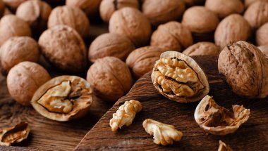 Kırsal ahşap masadaki kabuklu ceviz çekirdekleri. Sağlıklı beslenme