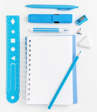 Beyaz boş not defteri ve turkuaz okul malzemeleri beyaz masaüstü, eğitim.