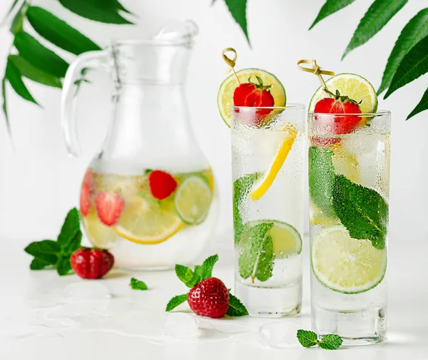 Erfrischendes Wasser Mit Limette Zitrone Minze Und Erdbeere Auf Weißem — Stockfoto