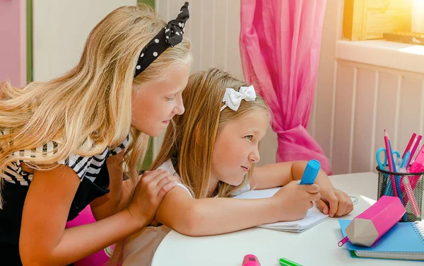 Menina Caucasiana Esperando Sua Irmã Mais Nova Desenho Com Marcador — Fotografia de Stock