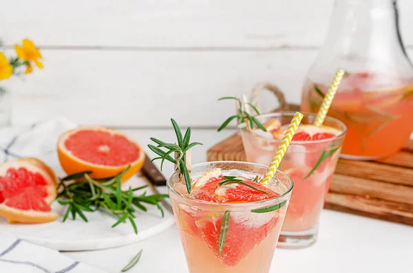 Ein Alkoholfreier Cocktail Aus Grapefruitsaft Und Rosmarin Gesundes Trinken — Stockfoto