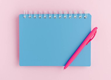 Kapalı mavi defter ve pembe arka planda kalem. Üst görünüm, genel görünüm