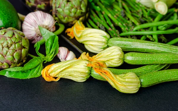 Zucchini Med Blommor Och Olika Gröna Grönsaker Mörk Bakgrund — Stockfoto