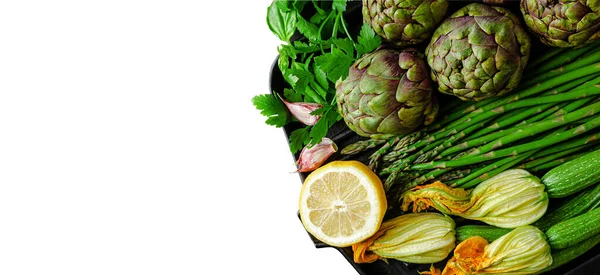 绿色蔬菜 由洋蓟 杜鹃和辣椒制成 在白色上被分离出来 健康饮食概念 — 图库照片