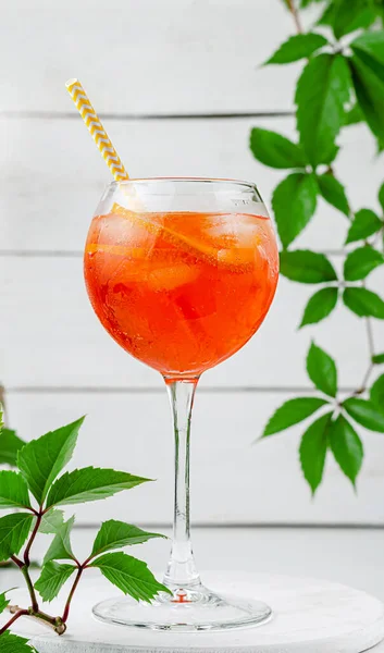 Italienischer Aperol Spritz Cocktail im Weinglas auf weißem Holzhintergrund — Stockfoto