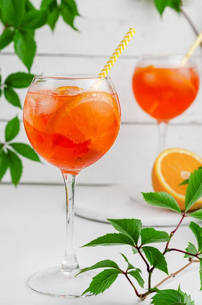 Iced Aperol Spritz Cocktail mit Orange auf weißem Holzhintergrund. Sommerlicher Alkoholgenuss — Stockfoto