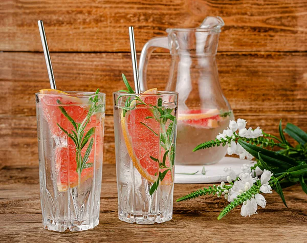 Grapefruitwasser mit Tonikum und Rosmarin auf hölzernem Hintergrund. Kopierraum — Stockfoto