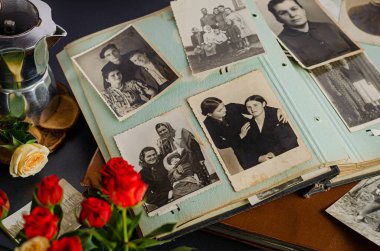 Cherkasy / Ukrayna - 12 Aralık 2019: Aile fotoğraflı klasik fotoğraf albümü. Yaşam değerleri ve nesiller kavramı.