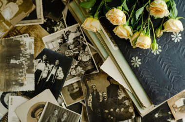 Cherkasy / Ukrayna - 12 Aralık 2019: Aile fotoğraflı klasik fotoğraf albümü. Yaşam değerleri ve nesiller kavramı.