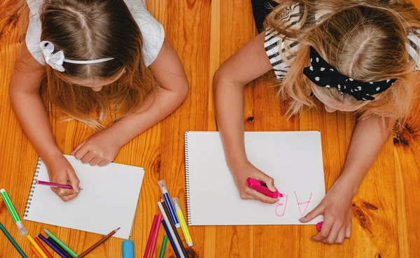 Due Ragazze Caucasiche Che Divertono Sul Pavimento Disegnano Scrivono Vista — Foto Stock