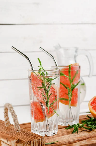 Grapefruit Tonic Water Mit Rosmarin Auf Weißem Holzgrund Trinkhalme Aus — Stockfoto