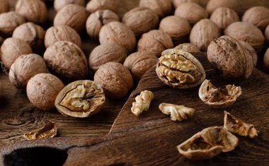 Ruscik tahtasının üzerinde kırık ceviz. Kapatın, hasat zamanı..