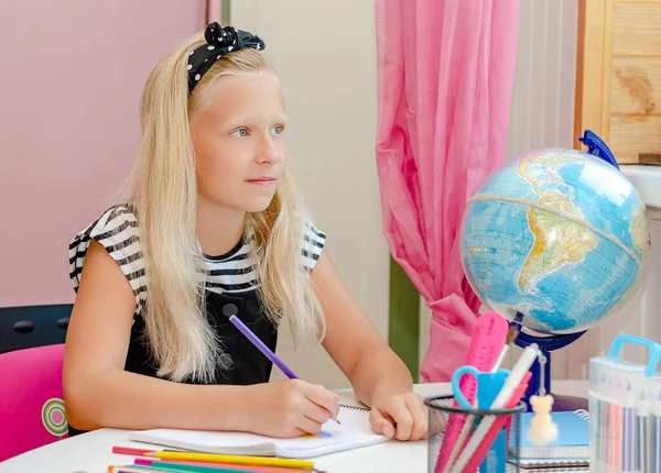 Miúdo Escola Caucasiana Olhar Para Janela Enquanto Estudava Aprendendo Casa — Fotografia de Stock
