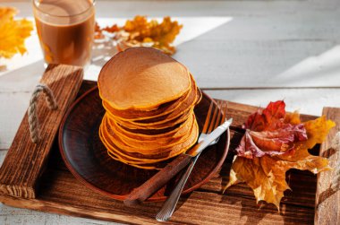 Bir yığın balkabağı pankeki. Sağlıklı lezzetli kahvaltı, sonbahar mevsimi.