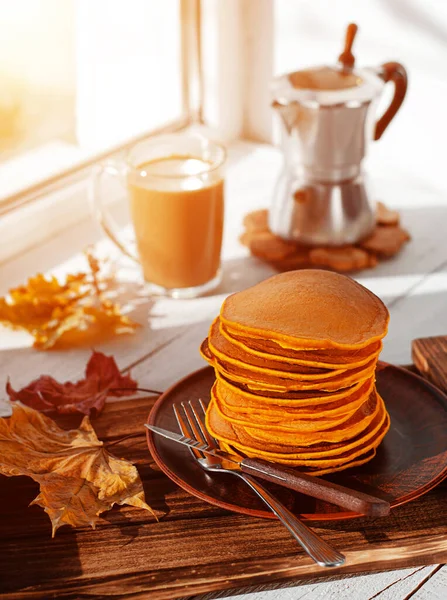 Sarapan Tradisional Amerika Labu Pancake Dan Kopi Jendela Makanan Lezat — Stok Foto