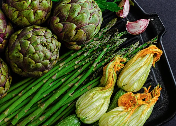 Концепция здорового питания. Зеленые гранатовые овощи на темном фоне. Плоский лежал — стоковое фото