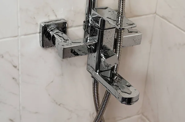 Våtvattenkran eller kran lämnar på väggen i duschkabinen. Kopiera utrymme — Stockfoto
